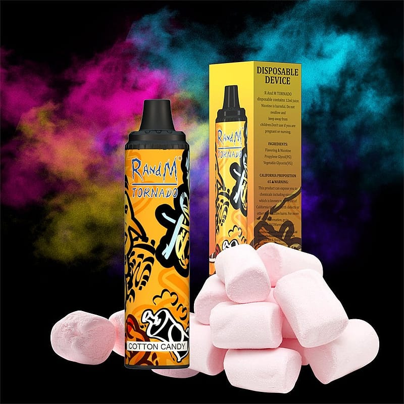 En vapeapparat för engångsbruk med en färgglad graffiti-stil märkt "RandM Tornado" och "Cotton Candy" smak, omgiven av mjukt rosa marshmallows.