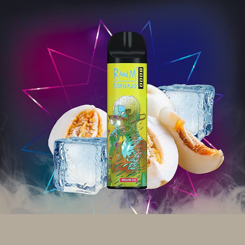 Dispositivo per svapare RandM Tornado con aroma "Melon Ice", esposto accanto a cubetti di ghiaccio e fette di melone, su uno sfondo astratto e colorato.