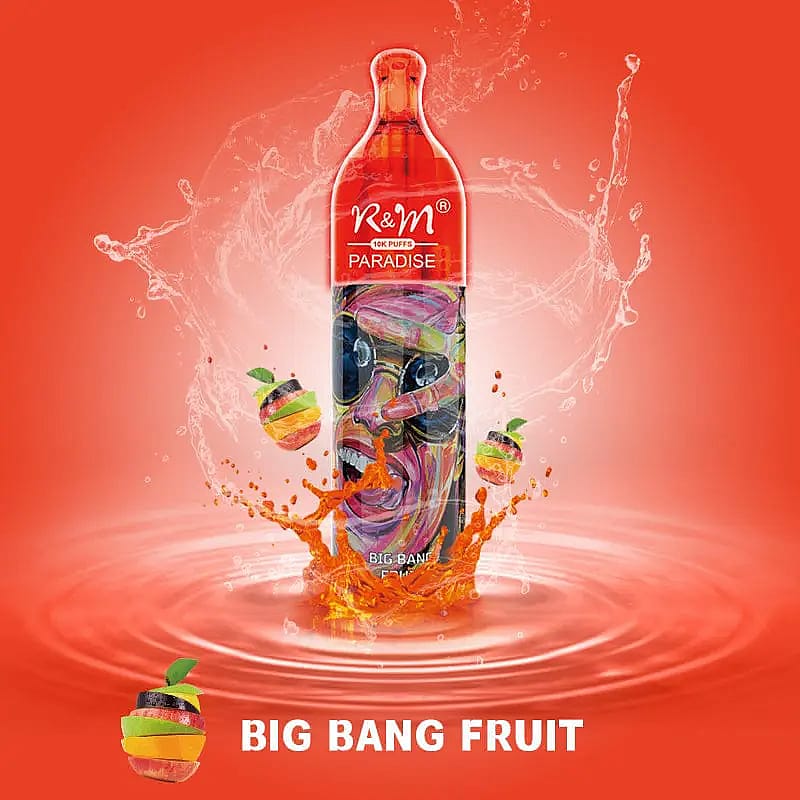 Un fond rouge vif avec un appareil de vapotage coloré étiqueté « R&M Paradise » avec des éclaboussures de liquide orange et des tranches de fruits flottantes, accompagné du texte « BIG BANG FRUIT » en bas.
