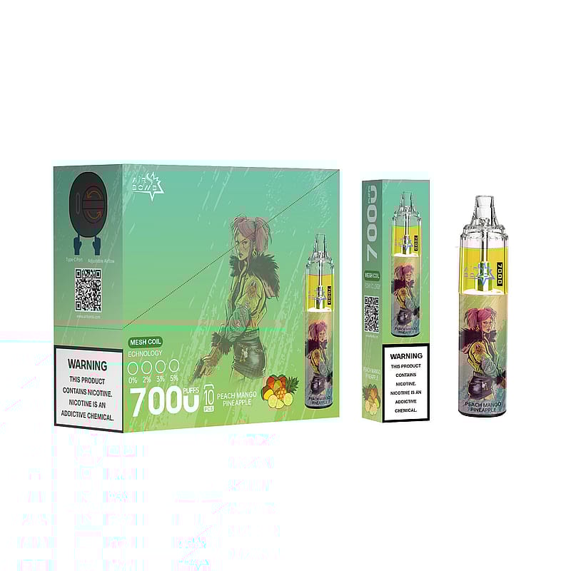 Un dispositivo di svapo monouso con confezione raffigurante un personaggio con capelli rosa e tatuaggi, insieme a immagini di pesca, mango e ananas. Il dispositivo ha un corpo trasparente che mostra e-liquid giallo e menziona "7000 puff" e "Mesh Coil Technology".
