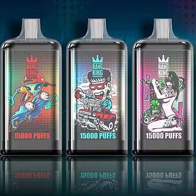 Tre dispositivi di svapo etichettati "BANG KING" con disegni colorati in stile cartone animato su ciascuno di essi e la scritta "15000 PUFFS" sul fondo di ogni dispositivo.