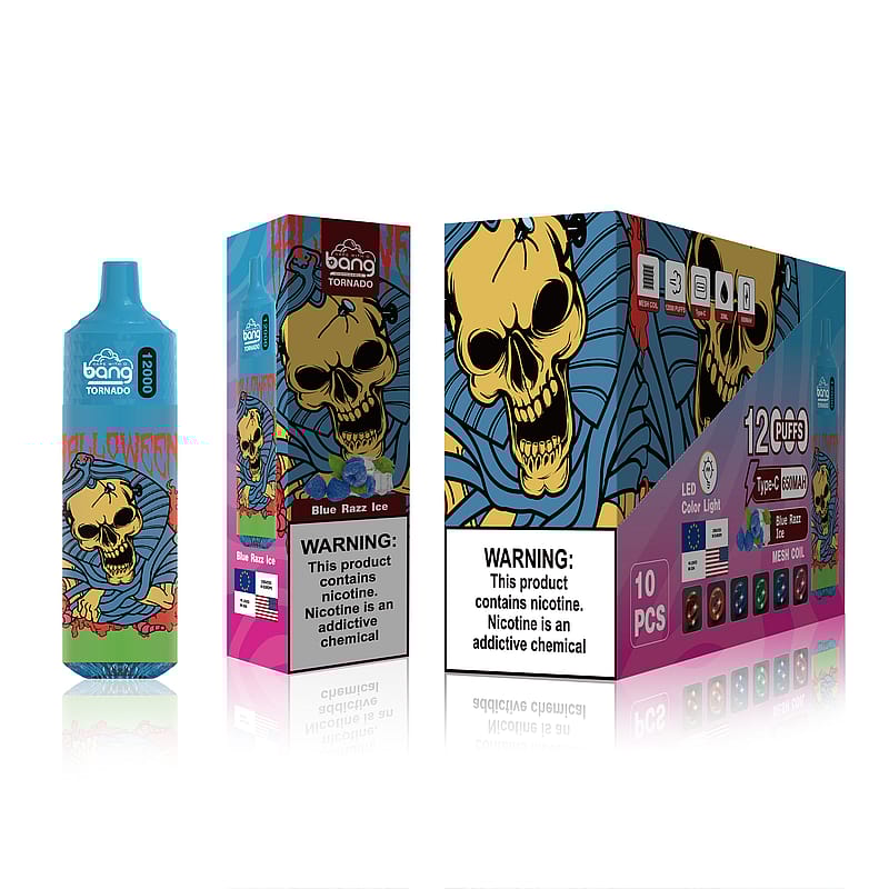 "La confezione del vape Bang Tornado presenta un dispositivo monouso blu con il tema di Halloween, una grafica a forma di teschio e l'etichetta del gusto 'Blue Razz Ice', accompagnata da un'avvertenza sulla nicotina".