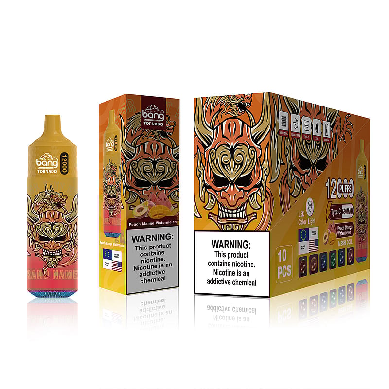 Bang Tornado è un dispositivo di svapo monouso al gusto di anguria e mango, con 12.300 boccate ed etichette di avvertimento sulla dipendenza da nicotina. La confezione presenta un colorato e feroce disegno di un leone.