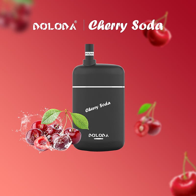 Appareil à vapotage noir étiqueté « Cherry Soda » avec un arrière-plan comportant des cerises fraîches et des éclaboussures d'eau.