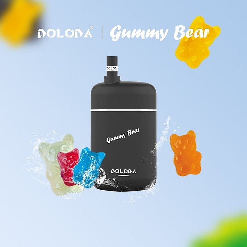 Appareil à vapotage noir avec la marque « Gummy Bear », entouré d'oursons en gélatine colorés et d'éclaboussures d'eau sur un fond bleu clair.