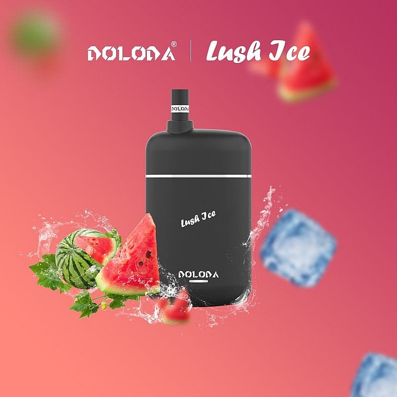 Un appareil à vapotage noir étiqueté « Lush Ice » avec des tranches de pastèque, des glaçons et des feuilles de menthe sur un fond dégradé rouge.