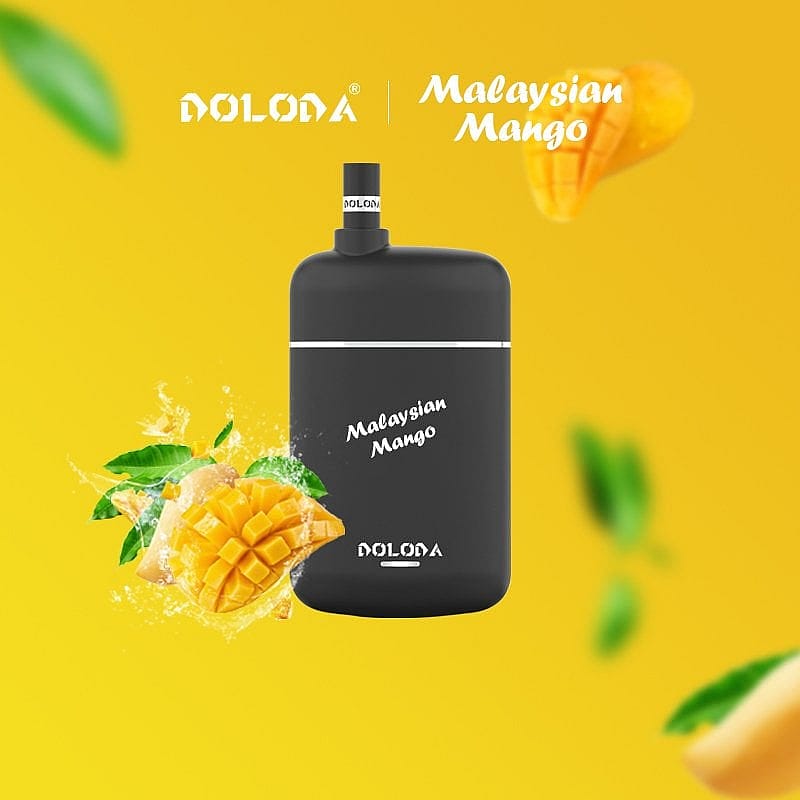 Un vaporisateur noir avec l'inscription « Malaysian Mango » écrite dessus, entouré d'images de tranches et de feuilles de mangue sur un fond jaune.