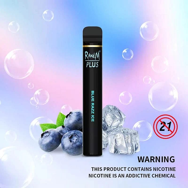 Un vaporizador "RandM Plus" negro con sabor a "Blue Razz Ice", rodeado de arándanos y cubitos de hielo, sobre un fondo degradado de colores con una etiqueta de advertencia 21+ y una advertencia de adicción a la nicotina.