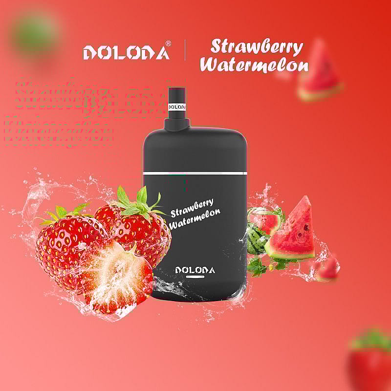 Appareil à vapotage Doloda au goût « Fraise Pastèque », entouré de fraises et de tranches de pastèque sur fond rouge.