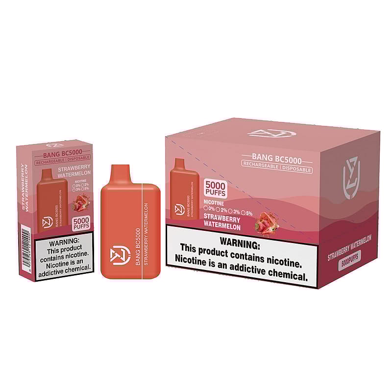 En vape-enhet för engångsbruk och dess förpackning märkt "Bang BC5000 Strawberry Watermelon" med 5000 puffar och nikotinalternativ som sträcker sig från 0% till 5%. Förpackningen innehåller en varning för nikotinberoende.