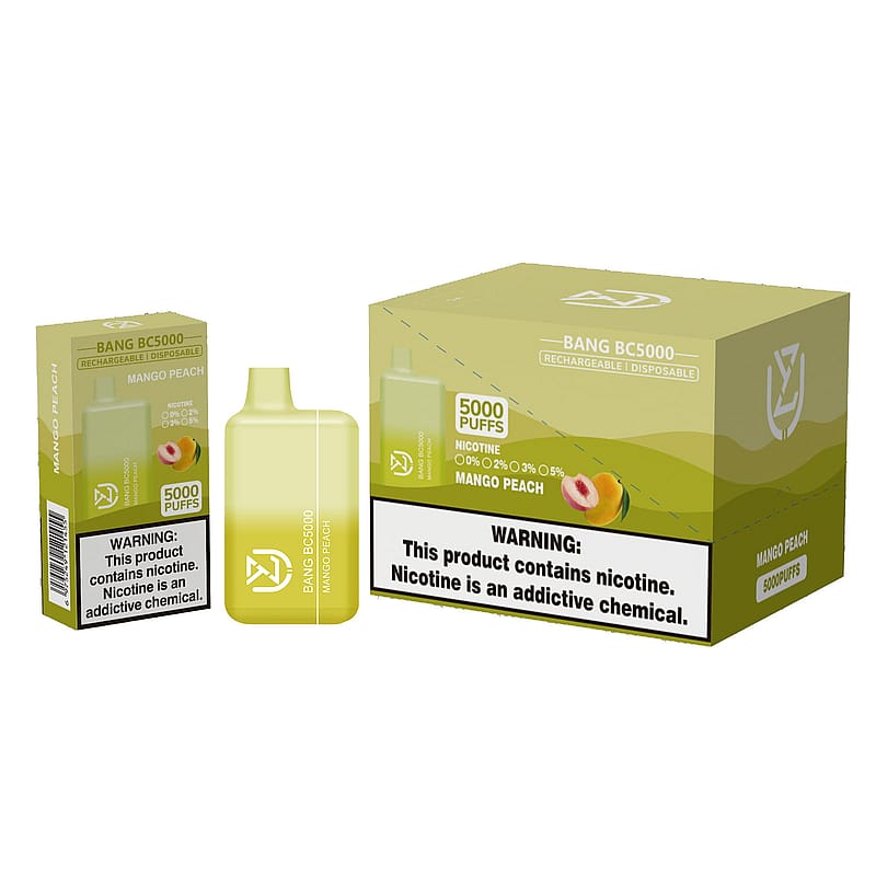 En förpackning med en laddningsbar engångsförpackning för vape-enheter med smak av mango och persika som visar "5000 PUFFS", nikotinalternativ och en varningsetikett för nikotin.