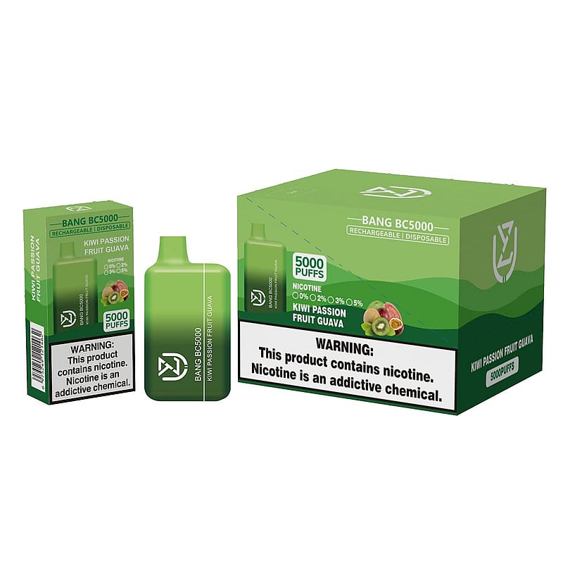 Förpackning med en Bang BC5000 engångsvape med smak av Kiwi Passion Fruit Guava, som visar en grön vape-enhet, låda och kartong med varningar om nikotininnehåll och beroende.