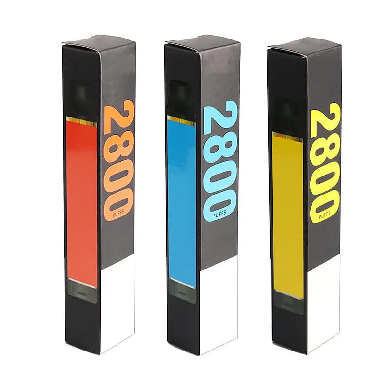 Drei rechteckige Vape-Geräteboxen mit der Aufschrift „2800 Puffs“ in den Farben Rot, Blau und Gelb.
