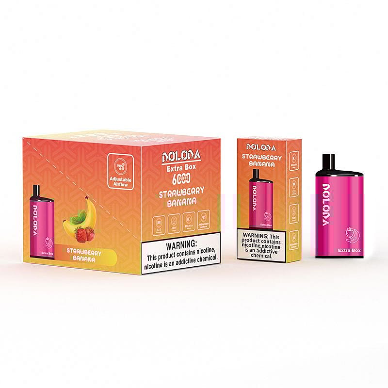 Une boîte et une bouteille de vape « Doloda Extra Box 6000 Strawberry Banana » avec des étiquettes d'avertissement indiquant qu'elle contient de la nicotine, une substance chimique addictive. L'emballage présente des images de fraises et de bananes.