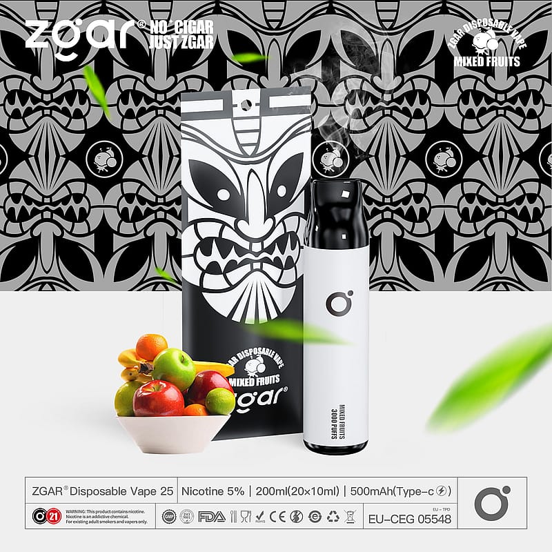 Pubblicità per vape usa e getta di ZGAR con il tema del sapore di frutta mista, con un dispositivo di svapo, una confezione con il disegno di una faccia tribale e una ciotola di frutta assortita. Il testo include dettagli sul prodotto e avvertenze.