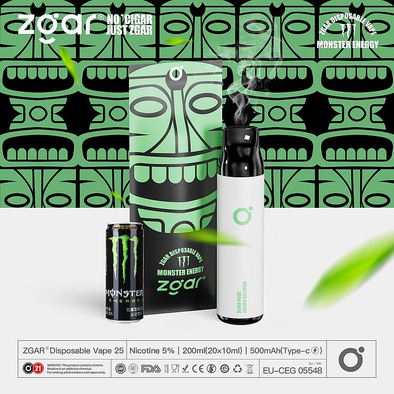 Vape monouso Zgar e lattina di bevanda Monster Energy su uno sfondo verde stilizzato con disegni di maschere tribali.