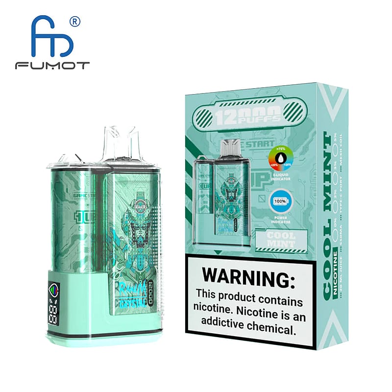 Un dispositivo de vapeo verde y plateado etiquetado como "Fumot" con empaque de sabor "Cool Mint", que presenta una etiqueta de advertencia de nicotina.