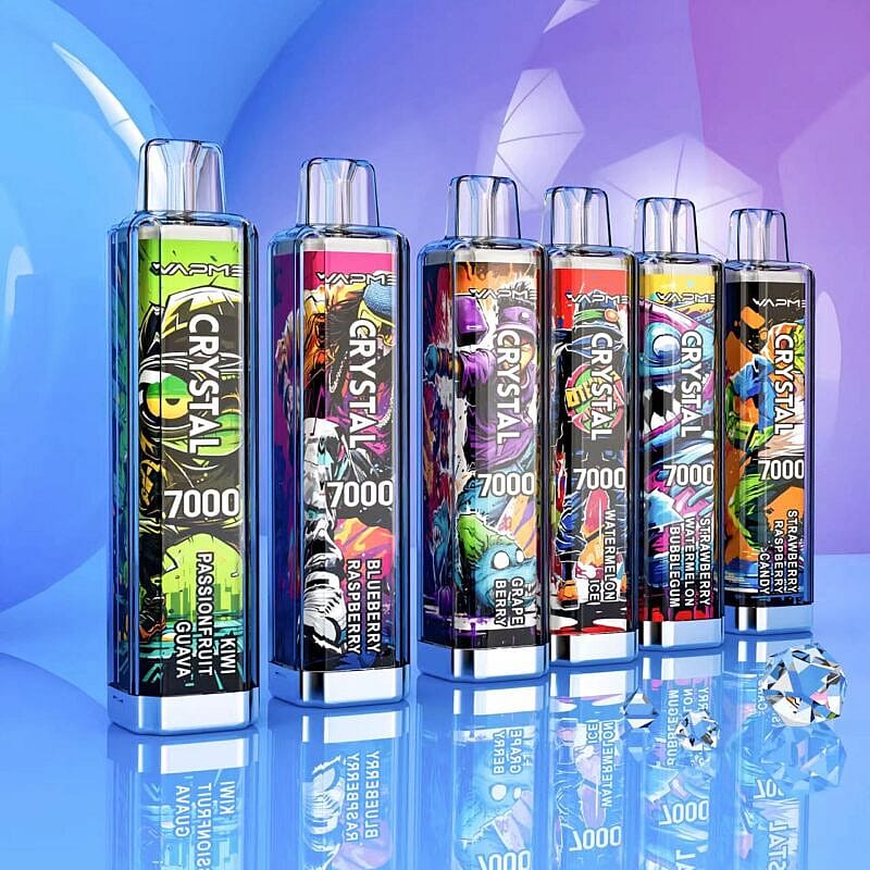 Une gamme d'appareils de vapotage jetables colorés étiquetés « CRYSTAL 7000 » dans diverses saveurs de fruits, affichés sur une surface réfléchissante avec un fond bleu et violet.