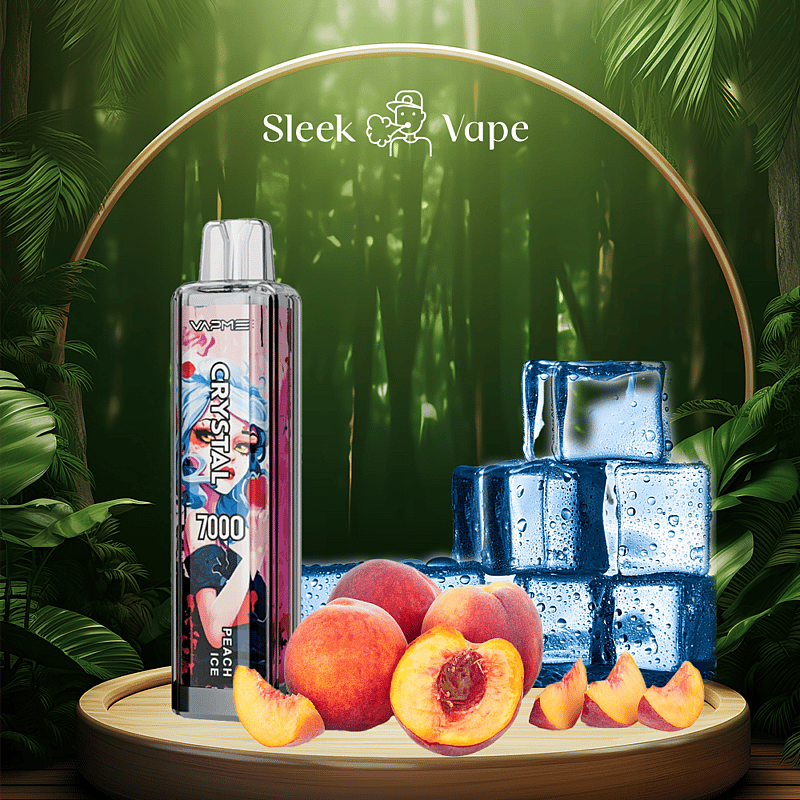Un appareil à vapotage étiqueté « Crystal 7000 Peach Ice » avec des pêches et des glaçons au premier plan, sur fond de forêt tropicale.