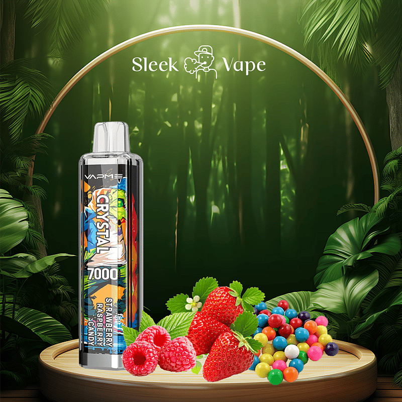 Un appareil de vapotage élégant étiqueté « CRYSTAL 7000 » entouré de fraises, de framboises et de bonbons colorés, sur fond de forêt luxuriante et verte.
