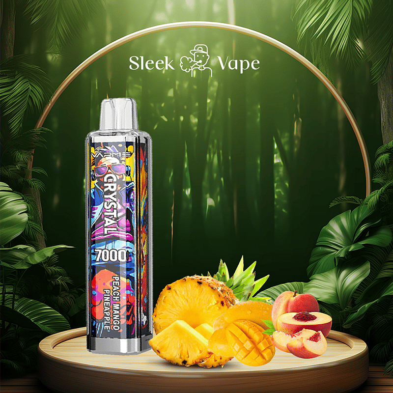 Appareil à vapotage au design coloré étiqueté « Crystal 7000 » dans un décor forestier, entouré de pêches, d'ananas et de mangues.