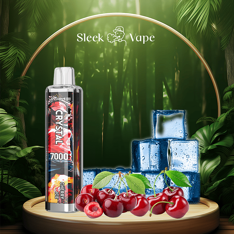 Un appareil à vapotage étiqueté « Crystal 7000 Cherry Ice » est exposé sur une plate-forme en bois, entouré de cerises fraîches et de glaçons, avec un fond de forêt verte luxuriante.