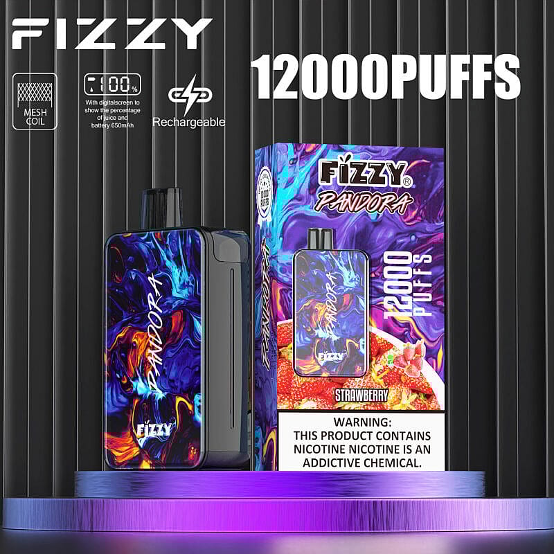 Il dispositivo da svapo Fizzy Pandora presenta un design con motivi vorticosi blu, viola e arancione, insieme alla confezione che pubblicizza "12000 puff" e il gusto "fragola", con un'avvertenza sulla nicotina in basso.