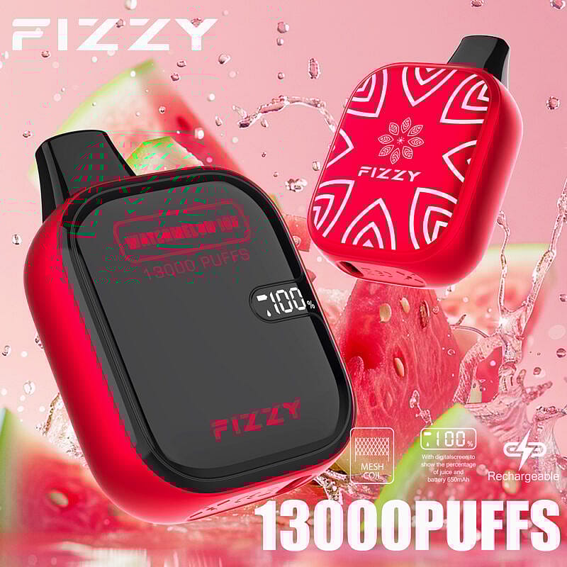 Un dispositif de vaporisation rouge et noir étiqueté "FIZZY" avec "Watermelon Ice 13000 PUFFS" affiché sur l'écran, sur fond de tranches de pastèque et de gouttelettes d'eau.