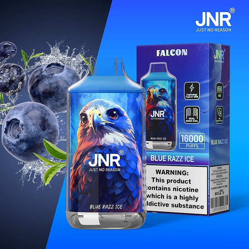En vape-enhet och dess förpackning med en falkdesign, varumärket JNR och märkt "Blue Razz Ice." Blåbär plaskar i bakgrunden.