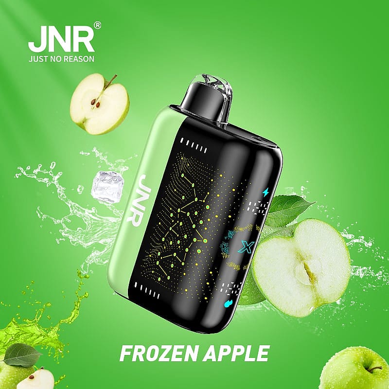 Bild av en "Frozen Apple" vape-enhet med en grön och svart design, omgiven av äppelskivor och stänkvatten på en grön bakgrund.