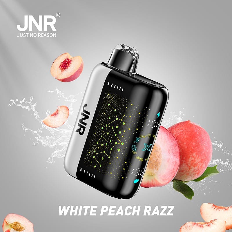 Elektronisk vape-enhet med "JNR"-märke, omgiven av vita persikaskivor och stänk av vätska, märkt "White Peach Razz."