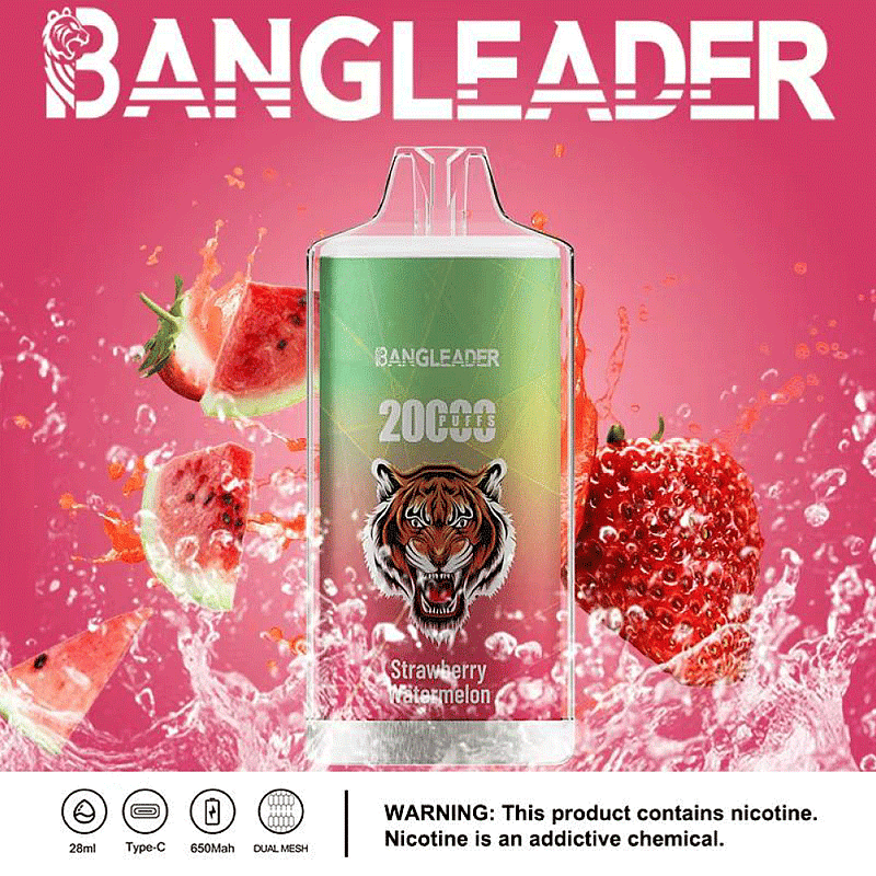 Un vaporizador Bangleader que muestra un feroz logotipo de tigre, con 20,000 bocanadas escritas en él y sabor a sandía y fresa, sobre un fondo de salpicaduras de fresas y rodajas de sandía; incluye íconos que resaltan la capacidad de 28 ml, la carga tipo C y la tecnología de malla dual, junto con una advertencia de nicotina.