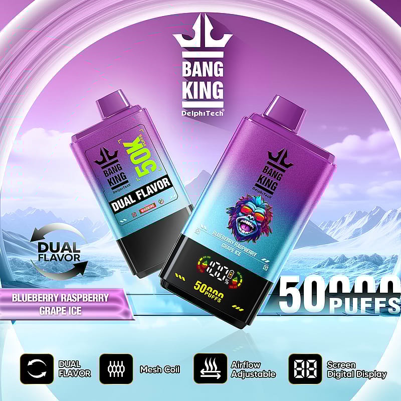 En reklambild för Bang King vape med en enhet med dubbla smaker i Blueberry Raspberry Grape Ice, som framhäver funktioner som kapacitet på 50 000 puffar, dubbelt smaksystem, mesh-spole, justerbart luftflöde och en digital skärm, mot en stiliserad isig bergsbakgrund och lila himmel.