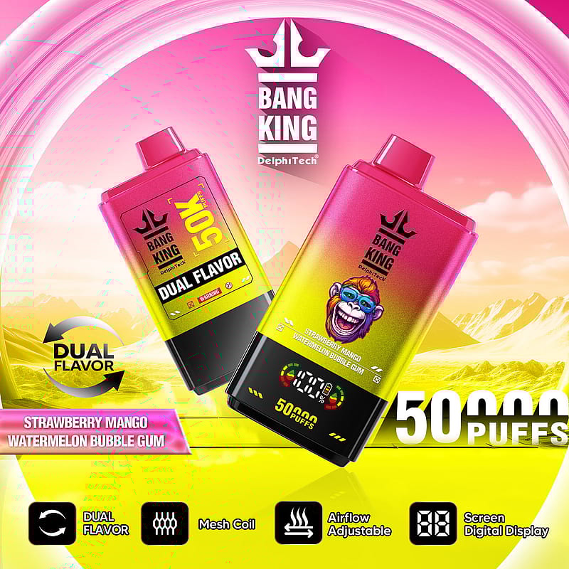Kampanjbild för Bang King av DelphTech som visar upp en vape med dubbla smaker med smaker av jordgubbsmango och vattenmelon bubbelgum, som framhäver funktioner som kapacitet för 50 000 puffar, dubbel smak, mesh-spole, justerbart luftflöde och digital skärm mot en livlig naturskön bakgrund.