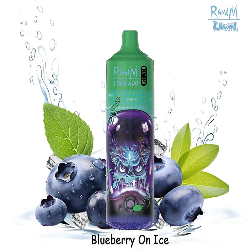 Dispositivo di svapo RandM Tornado Beat 3500 con un design che raffigura un minaccioso teschio blu su sfondo viola, circondato da mirtilli, ghiaccio e foglie di menta fresca, con l'aroma "Blueberry On Ice" indicato nella parte inferiore.