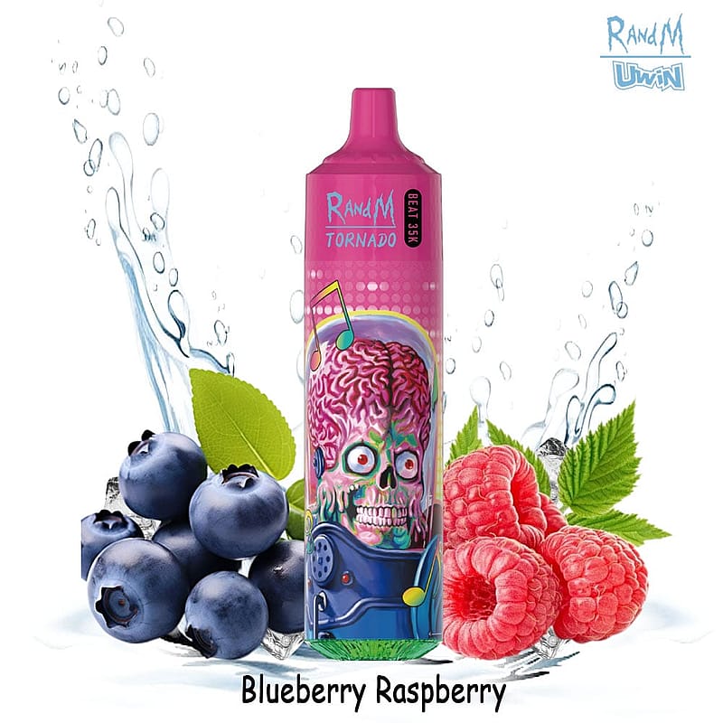 Colorato dispositivo per svapare RandM Tornado con tappo rosa decorato con un teschio stilizzato, circondato da mirtilli e lamponi freschi e spruzzi d'acqua, etichettato Blueberry Raspberry.