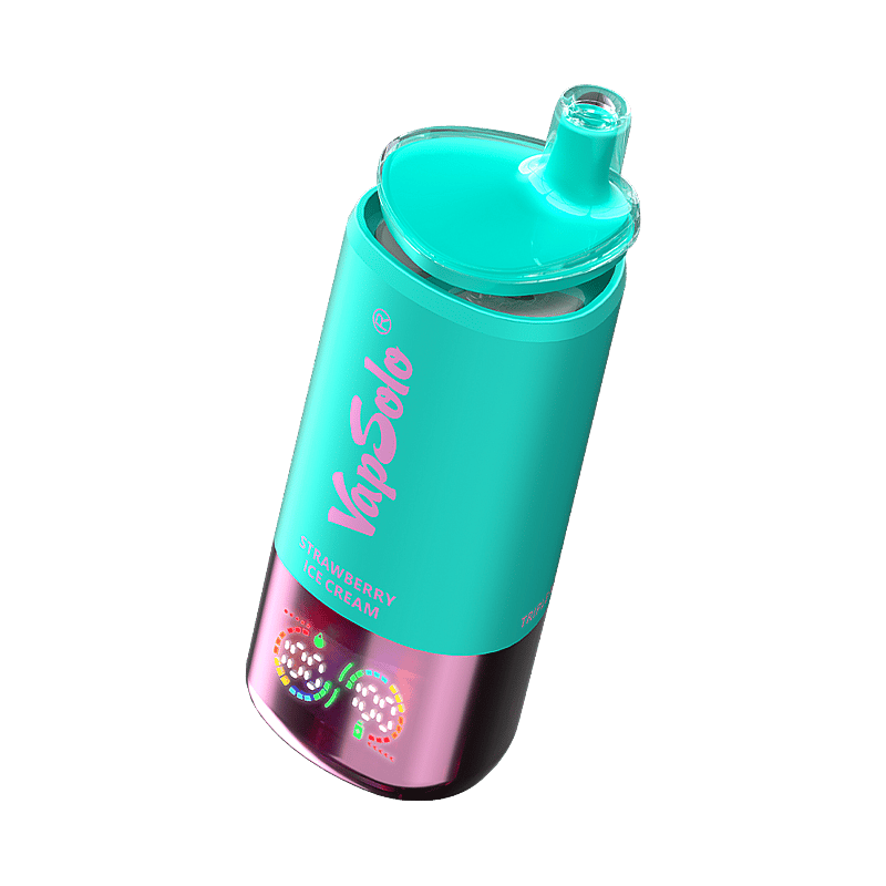 Un dispositivo de vapeo VapSolo de color turquesa con la etiqueta "Helado de fresa" con una base metálica rosa reflectante y una boquilla redondeada, colocada en ángulo.