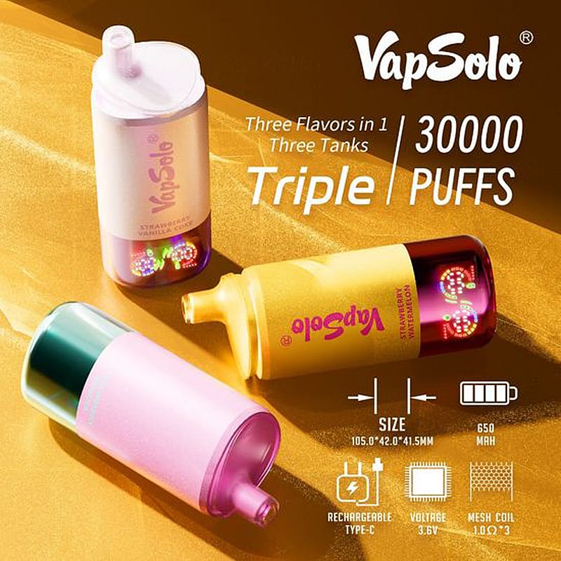 Imagen promocional que muestra los dispositivos de vapeo de triple sabor VapSolo, destacando 30,000 bocanadas y tres tanques separados, con detalles sobre las dimensiones, el puerto tipo C recargable, la batería de 650 mAh y las especificaciones de la bobina de malla, sobre un fondo dorado.