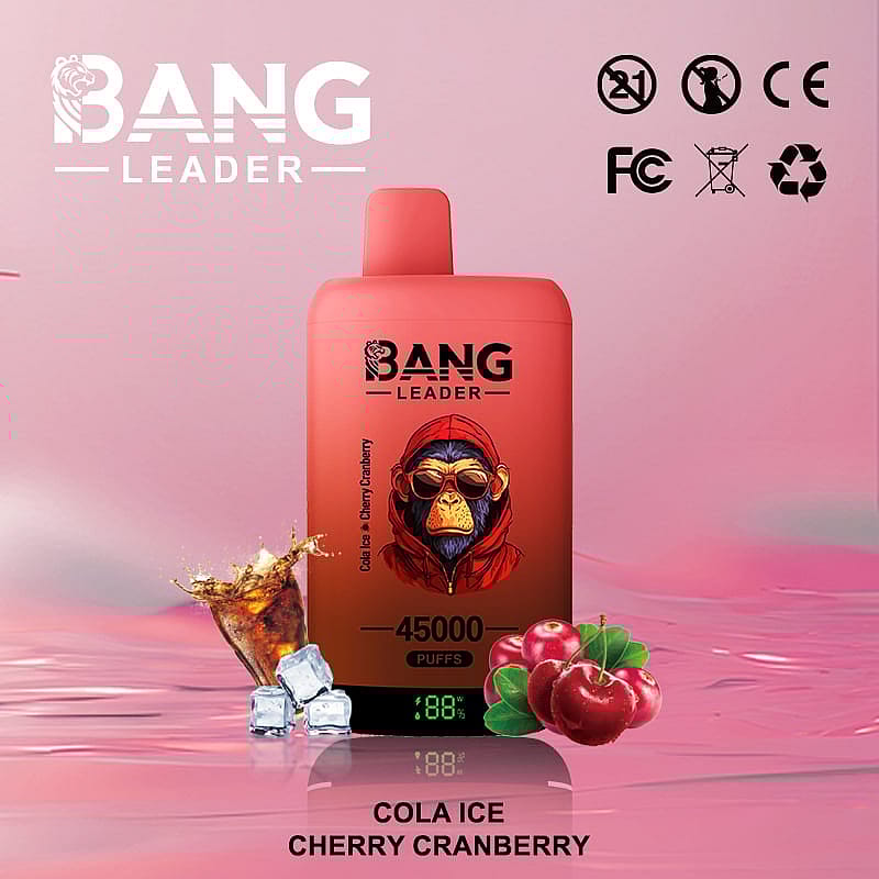 Appareil de vapotage Bang Leader dans un boîtier rouge avec un singe portant un graphique de lunettes de soleil, avec la saveur « Cola Ice Cherry Cranberry » et 45 000 bouffées, accompagnées de cerises et d'une touche de cola, sur un fond rose avec des symboles de certification.