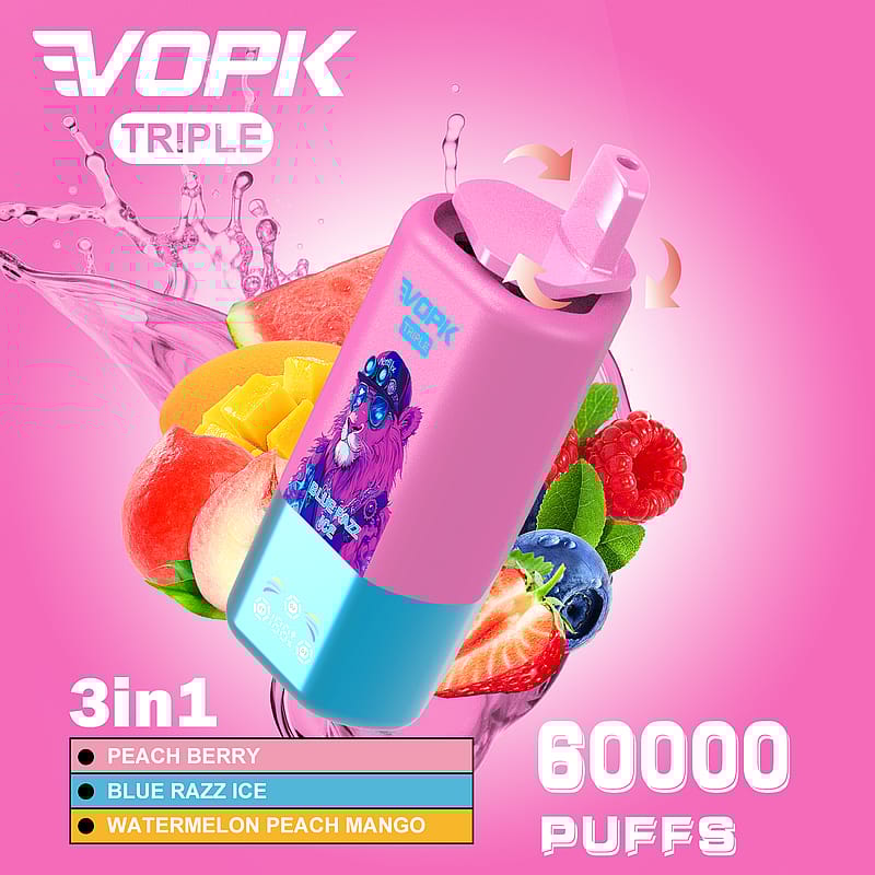 Reklambild av VOPK TRIPLE vape-enheten i rosa och blått med varumärke, smakalternativ (Peach Berry, Blue Razz Ice, Watermelon Peach Mango), fruktbilder och text som framhäver kapaciteten på 60 000 bloss mot en livfull rosa bakgrund.