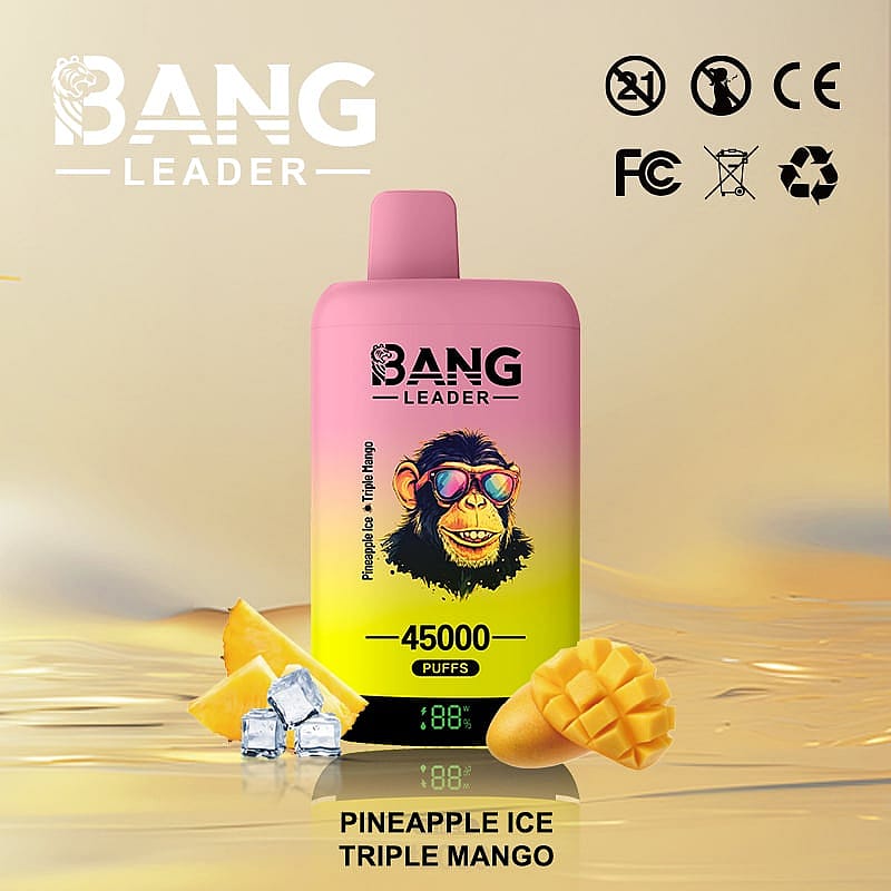 Image promotionnelle pour l'appareil de vapotage Bang Leader avec glace à l'ananas et saveur triple mangue, présentée avec de la mangue tranchée, des glaçons et un graphique de singe portant des lunettes de soleil sur l'emballage sur un fond liquide réfléchissant la lumière, accompagné d'icônes de certification.