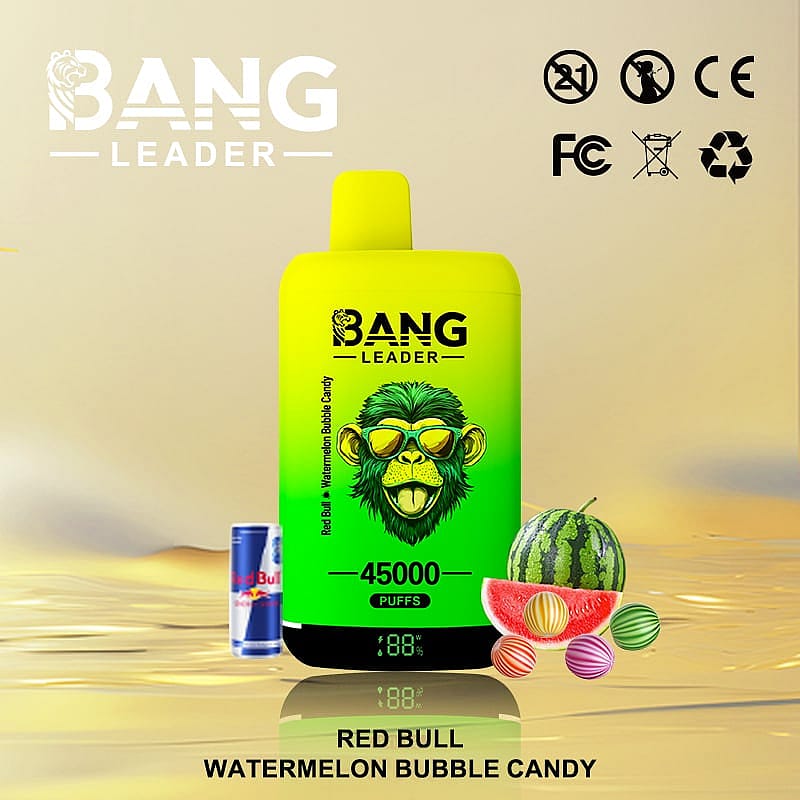 Appareil de vapotage aux couleurs vives étiqueté « Bang Leader » représentant un singe avec des lunettes de soleil, entouré d'une canette de Red Bull, d'une pastèque et de sphères de bonbons sur un fond clair.