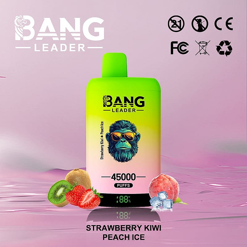 Image promotionnelle pour un appareil de vapotage étiqueté « Bang Leader », comportant un dessus vert et un design dégradé coloré avec un singe illustré portant des lunettes de soleil, indiquant « 45 000 Puffs » et les saveurs « Strawberry Kiwi Peach Ice », avec des fruits et des glaçons représentés en dessous.