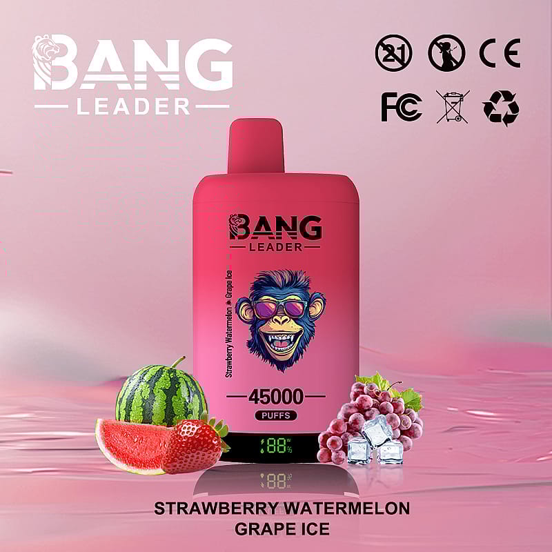 Un appareil de vapotage Bang Leader en rouge, étiqueté avec un motif de singe et un texte indiquant « 45 000 bouffées » et des saveurs de fraise, de pastèque et de glace au raisin, avec des illustrations de fruits et de glaçons sur un fond dégradé rose.