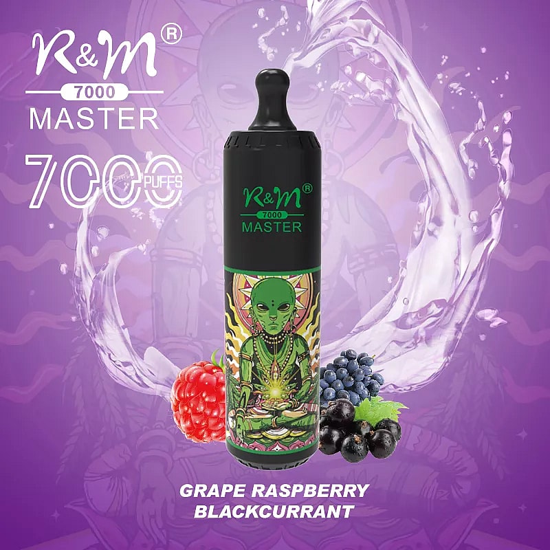 Vapeador desechable R&M Master 7000 con un diseño que presenta una figura alienígena, anunciado con sabor a uva, frambuesa y grosella negra, sobre un fondo morado con salpicaduras de agua e imágenes de frutas.