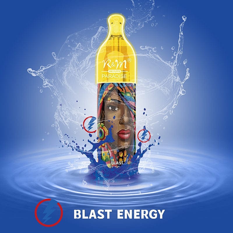 Energidryckflaska med levande konstverk, stänkvatteneffekter och "Blast Energy"-text på blå bakgrund.