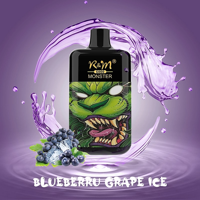 Dispositivo de vapeo R&M Monster con un diseño de monstruo verde, rodeado de salpicaduras de líquido violeta, arándanos, uvas y cubitos de hielo, con el texto de sabor "Blueberry Grape Ice".