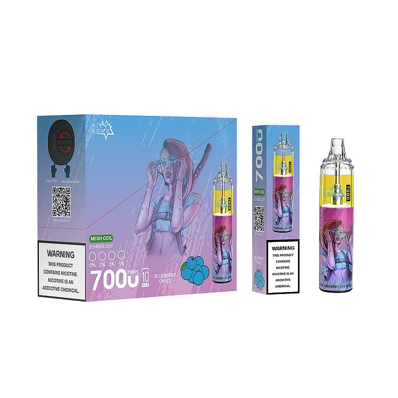 Förpackning av en engångsvapeapparat med en futuristisk, stiliserad illustration av en kvinna med skyddsglasögon och en snorkel. Enheten utlovar 7000 puffar med smak av blåbär på is och innehåller nikotin, vilket framgår av en varningsetikett.