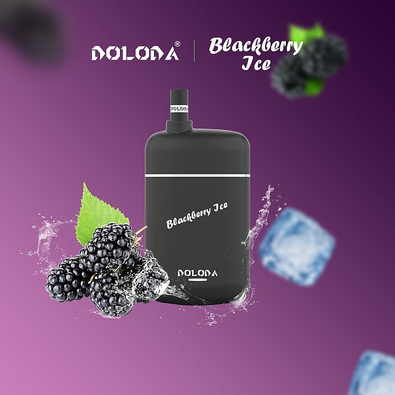 Ein schwarzes Vape-Gerät mit der Aufschrift "Blackberry Ice" und Bildern von Brombeeren, Eiswürfeln und Wasserspritzern vor einem lila Hintergrund.