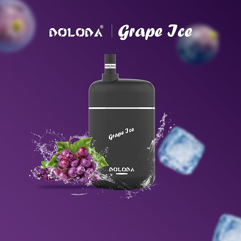 Schwarzes Vape-Gerät mit der Aufschrift "Grape Ice" mit Wasserspritzern, Eiswürfeln und Trauben vor einem lila Hintergrund.
